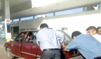 Weretilneck recordó el día que se bajó a empujar un auto varado 