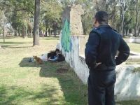 Sexo en la Plaza: estaban bajo la manta y cayó la policía