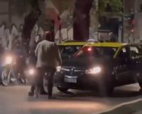 Pelea entre taxistas terminó con un motoquero atropellado