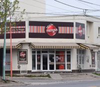 Saltó el mostrador y se llevó la caja registradora 