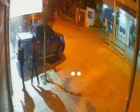 Con una camioneta reventaron la vidriera y vaciaron una joyeria